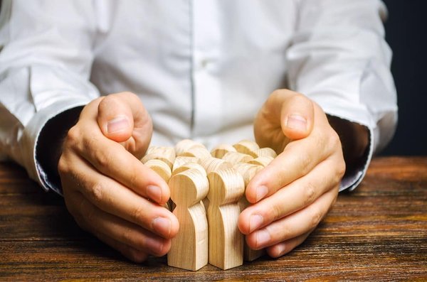 Comment les communautés côtières peuvent-elles utiliser les barrières naturelles pour se protéger contre l'érosion ?