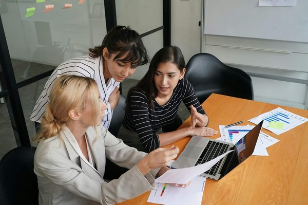Quelles activités de team building peuvent aider à améliorer la communication dans les petites entreprises ?