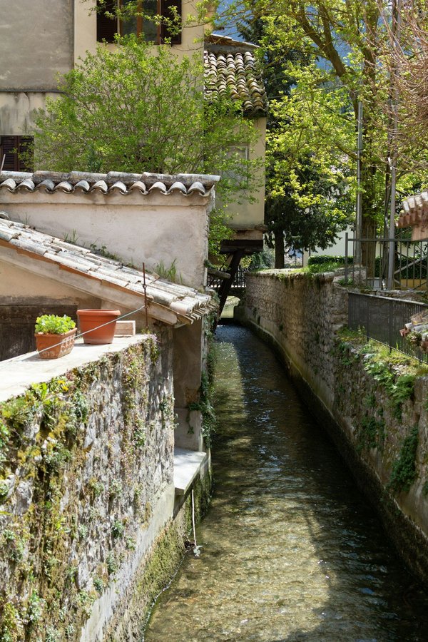 Comment organiser un marché d'artisans locaux pour promouvoir l'artisanat régional ?